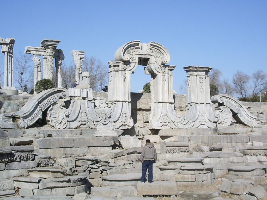 Разрушенный дворец Юаньминъюань. <br>