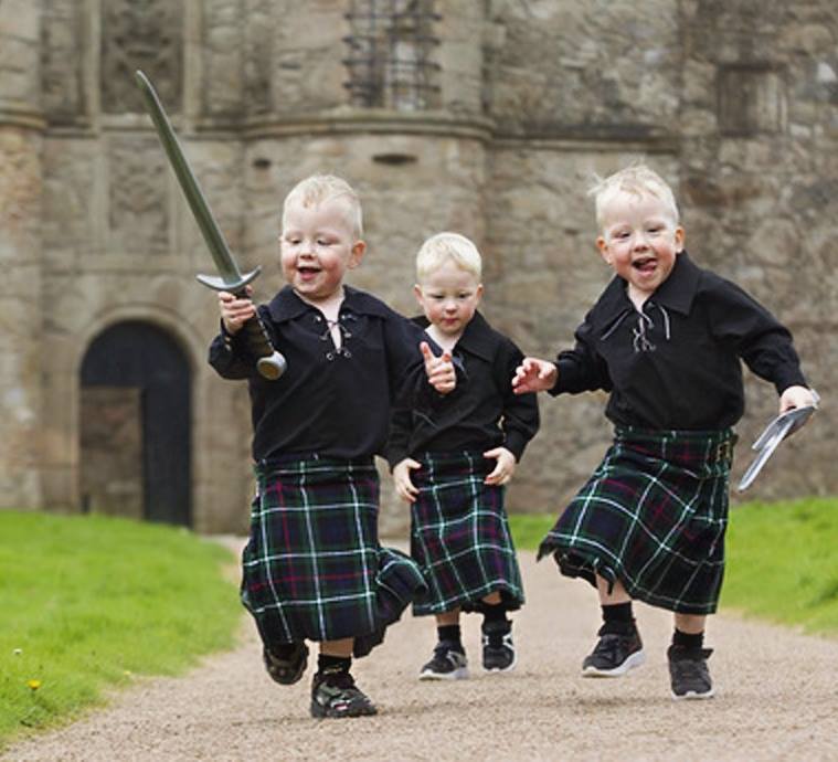 People live in scotland. Шотландия килт дети. Скотланд килт. Kilt Шотландия. Шотландский килт 17 век.